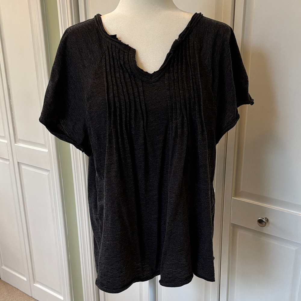 Wonderly Black/Gray Short-Sleeve Pintuck V-Neck Top with Distressed Trim